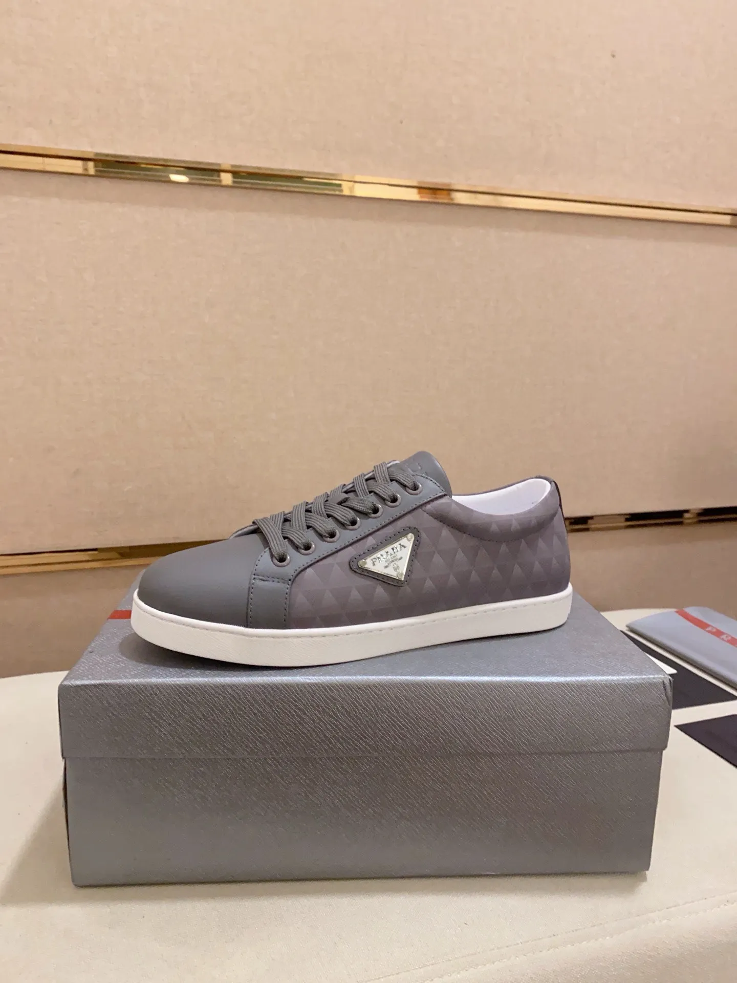 Men's shoes 💰 580💰 ✔️✔️✔️High-quality new PRADA counters are launched at the same time. The new men's shoes and 😘fabrics are selected from first-layer cowhide and are made by pure handicrafts. Lining: Full cowhide lining. 👍🏿 High-end ☄️ air-cushion molded anti-slip rubber outsole, exquisite lines, simple and elegant, comfortable and high-end for leisure travel. Code number: 38 to 44 (45 can be customized)
